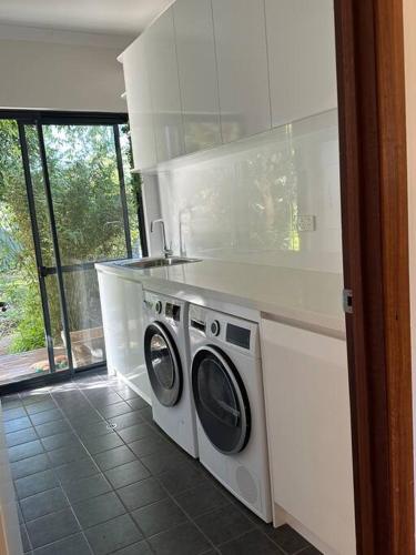 Η κουζίνα ή μικρή κουζίνα στο White Pebble - stylishly curated 4 bedroom home