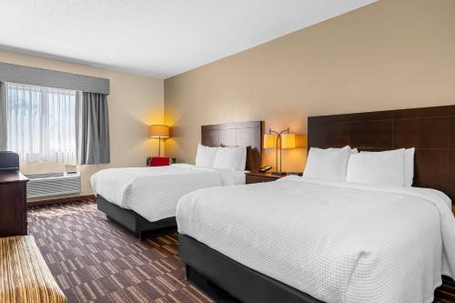 Ένα ή περισσότερα κρεβάτια σε δωμάτιο στο Best Western University Inn