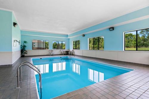 Πισίνα στο ή κοντά στο Best Western University Inn