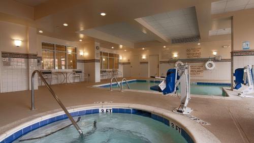 フローレンスにあるHilton Garden Inn Florenceの建物内にある大きな屋内プール