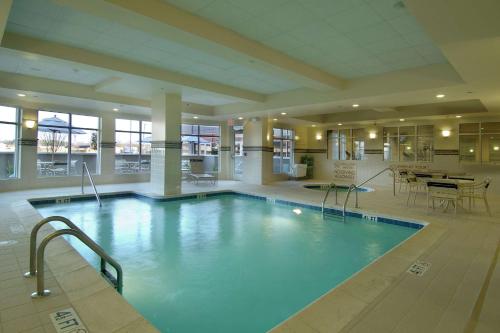 a large swimming pool in a large building at Hilton Garden Inn Florence in Florence