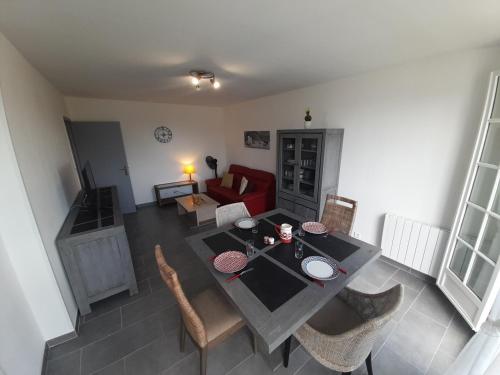 - une vue aérienne sur un salon avec une table et des chaises dans l'établissement T3 lumineux centre-ville La Roche-Posay avec Wi-Fi - FR-1-541-154, à La Roche-Posay