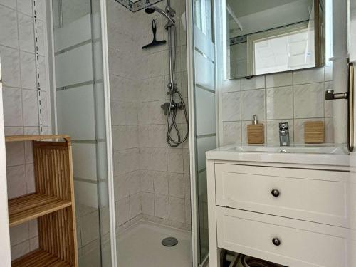 une salle de bain avec douche et lavabo dans l'établissement Appartement cosy 2 pièces, 4 pers, plage à 100m, clim, balcon, animaux admis - FR-1-225-824, à Argelès-sur-Mer