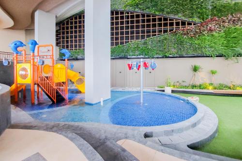 Bazén v ubytování Best Choice and Comfy 2BR at Transpark Bintaro Apartment By Travelio nebo v jeho okolí