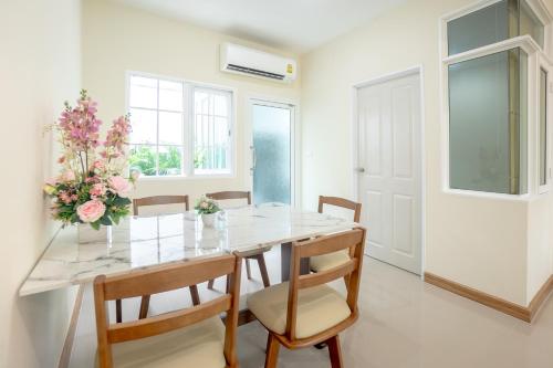 Φωτογραφία από το άλμπουμ του Family House Bangkok 4 Bedrooms 10 Guests Near Fashion Island σε Bang Khen