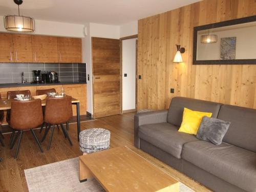 un salon avec un canapé et une table dans l'établissement Appartement 3 pièces avec parking couvert, proche commodités - FR-1-594-331, à Hauteluce