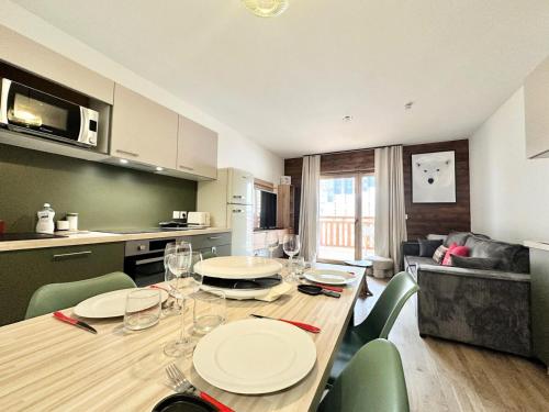 une cuisine et un salon avec une table et des chaises dans l'établissement Résidence Le Living Stone B - NOUVEAU CENTRE, PIED DES PISTES-Tout inclus MAE-0941, à Vars