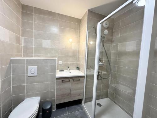 une salle de bains avec douche, toilettes et lavabo dans l'établissement Résidence Le Living Stone B - NOUVEAU CENTRE, PIED DES PISTES-Tout inclus MAE-0941, à Vars