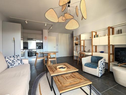 un salon avec un canapé et une table dans l'établissement T3 neuf à Arcachon : terrasse, parking et wifi - FR-1-420-153, à Arcachon