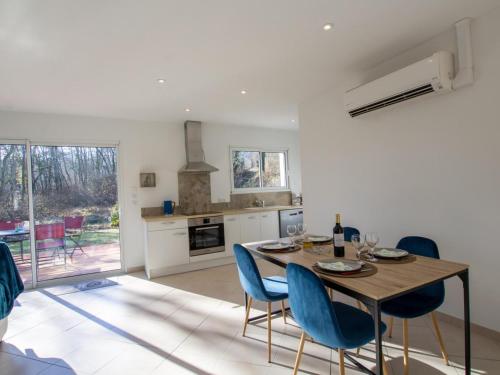 une cuisine et une salle à manger avec une table et des chaises dans l'établissement Maison Confortable, Plain Pied avec Terrasse, Proche de Saint Martial de Nabirat, Périgord Noir - FR-1-616-242, à Saint-Martial-de-Nabirat