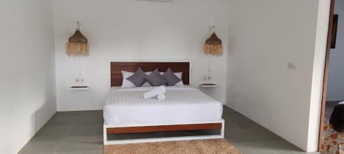 Ένα ή περισσότερα κρεβάτια σε δωμάτιο στο Secret Kuta Apartment with Free Parking & Automated Check in 24 7