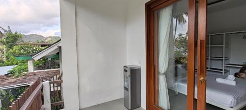 Μπαλκόνι ή βεράντα στο Secret Kuta Apartment with Free Parking & Automated Check in 24 7