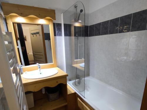 une salle de bain avec un lavabo, une baignoire et une douche dans l'établissement Résidence Les Hauts De Preclaux - Appartement cosy avec vue sur les pistes MAE-7961, aux Orres