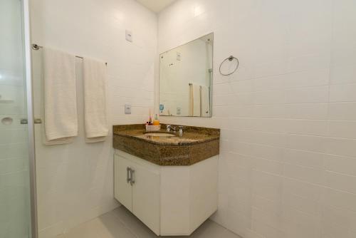 a bathroom with a sink and a mirror at Metropolitan Flats in Curitiba