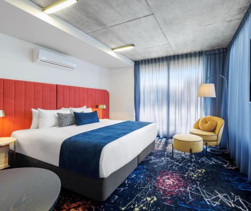Oaks Melbourne St Kilda Road Hotelにあるベッド