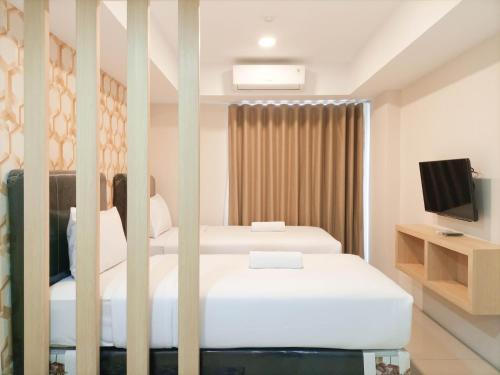 Giường trong phòng chung tại Tranquil and Comfort Studio at De Prima Apartment By Travelio