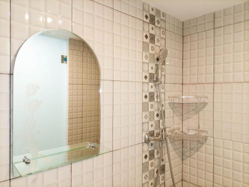 Phòng tắm tại Tranquil and Comfort Studio at De Prima Apartment By Travelio