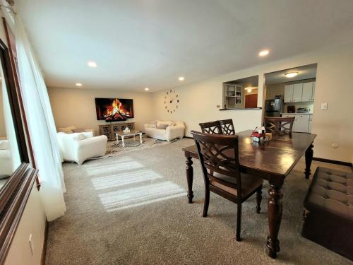 Spacious Buffalo Home Near Niagara Fall, Bills Stadium, Buffalo Airport的休息区