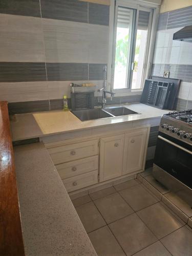 Η κουζίνα ή μικρή κουζίνα στο Appartement à Saly