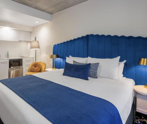 Oaks Melbourne St Kilda Road Hotelにあるベッド