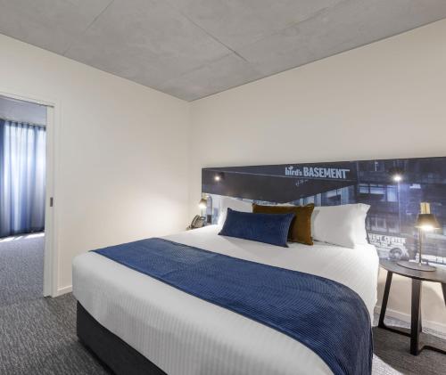Oaks Melbourne St Kilda Road Hotelにあるベッド