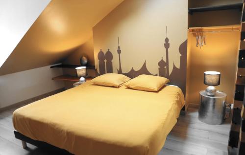 une chambre avec un lit avec deux oreillers dessus dans l'établissement Les Gîtes du Monde , Appartements 2 chambres- 4 lits simples modulables en lits doubles, au Havre