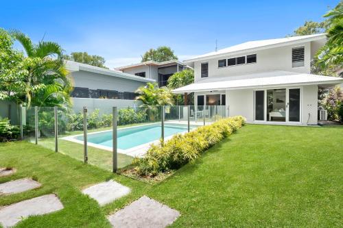 Kolam renang di atau dekat dengan The Havannah Beachfront House Clifton Beach