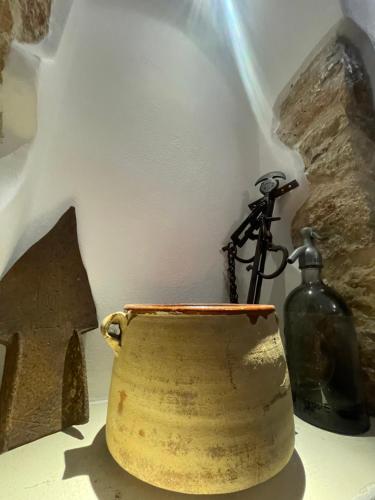 a vase with a statue and a small tripod at Villetta Erato-picturesque studio in Halki