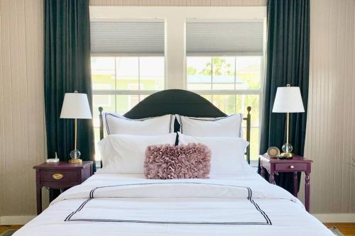 Postel nebo postele na pokoji v ubytování Be A Nomad - Fig Tree Inn - Steps to Beach