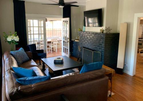 Posezení v ubytování Be A Nomad - Fig Tree Inn - Steps to Beach