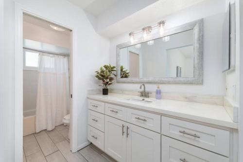 Ένα μπάνιο στο Be A Nomad - Spacious Home close to Mayo & Beaches