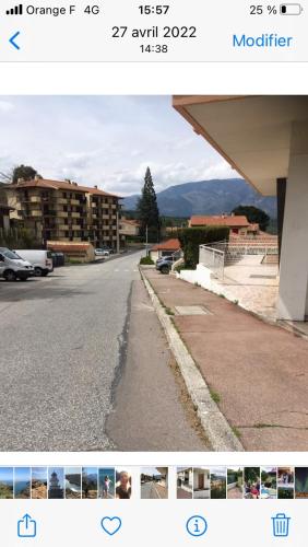 une photo d'une rue vide avec un bâtiment dans l'établissement Chez Petra, à Vernet-les-Bains