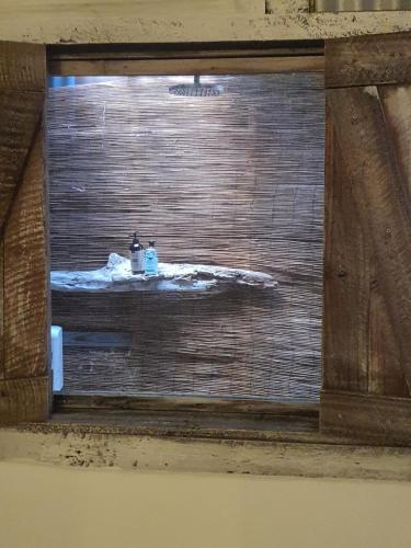 un dipinto di un lavandino da bagno su una parete di Hidden Garden a Cannonvale