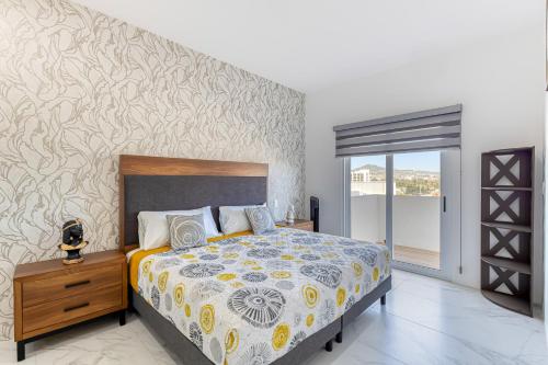 ein Schlafzimmer mit einem Bett und einer Wand in der Unterkunft Fragata 404 in Cabo San Lucas