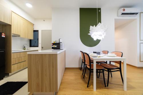 MayaBay Residence SplashMania Gamuda Cove Homestay by Sleepy Bearにあるキッチンまたは簡易キッチン