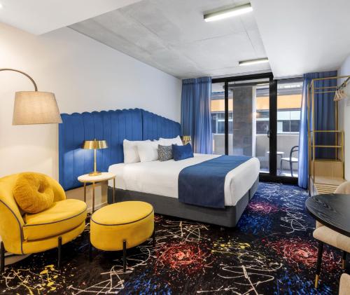 Oaks Melbourne St Kilda Road Hotelにあるベッド