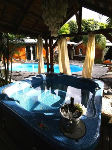 Bazén v ubytování LA LIANE DE JADE 974 - Lodge "Ylang Ylang" piscine chauffée - jacuzzi privatif nebo v jeho okolí