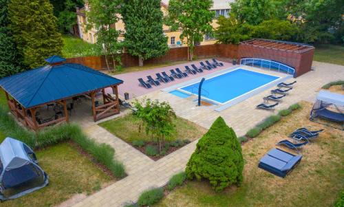 an overhead view of a pool with chairs and a gazebo at Monti Spa in Františkovy Lázně