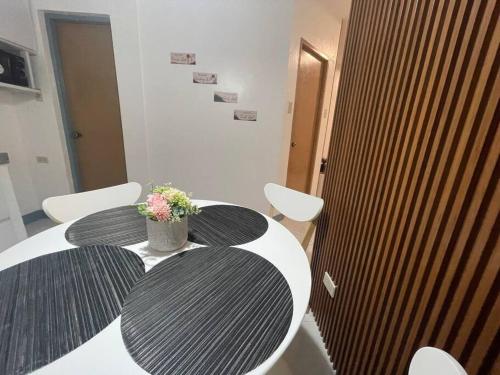 a black and white table and chairs in a room at Rej Homestay in Lipa