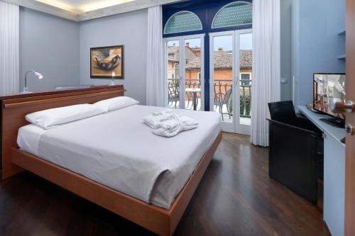 A bed or beds in a room at Hotel Villa Cansignorio