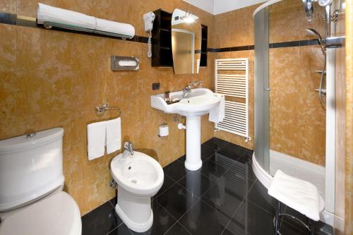 A bathroom at Hotel Villa Cansignorio