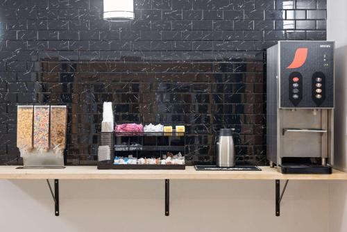 The Vibes Hotel, Trademark Collection by Wyndhamにあるキッチンまたは簡易キッチン