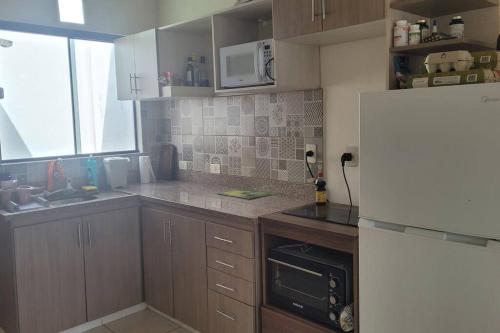 Una cocina o kitchenette en Apt A - Carmelitas 2 Bedrooms