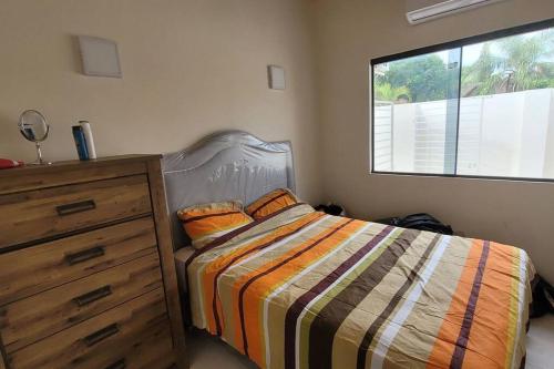 Una cama o camas en una habitación de Apt A - Carmelitas 2 Bedrooms