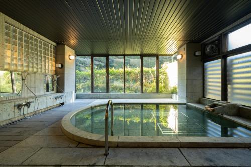 Bazén v ubytování Onsen Guest House Tsutaya nebo v jeho okolí