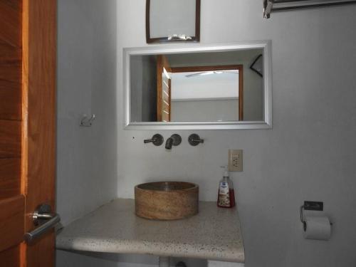 a bathroom with a sink and a mirror at Casa en el canal barra de navidad con 5 recamaras in Barra de Navidad