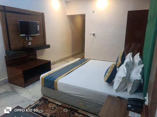 Una cama o camas en una habitación de Hotel Taj Darbar