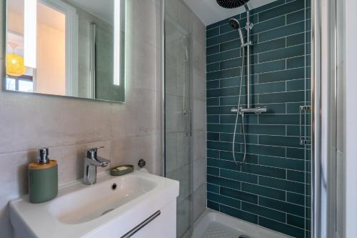 une salle de bain avec un lavabo et une douche dans l'établissement View Lake 1 ! Veyrier-du-Lac, à Veyrier-du-Lac