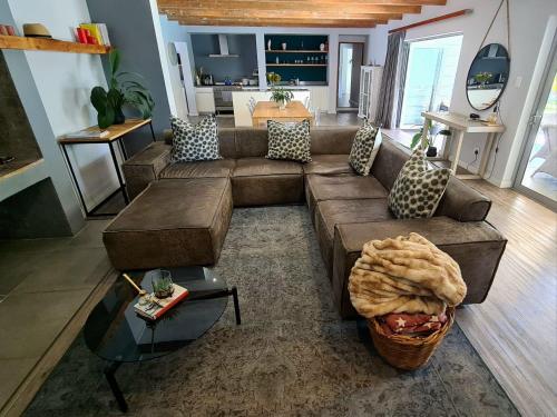 Χώρος καθιστικού στο Central Stellenbosch Home (4 bed, pool & inverter)