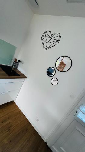 un mur blanc avec un comptoir muni d'un clavier et d'une souris dans l'établissement Studio La chapelle, à La Roche-sur-Yon